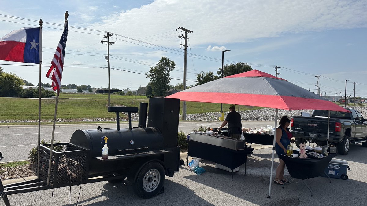 Jennings_Creek's tweet photo. Thank you Creekside BBQ for setting up at Jennings Creek today and supporting @UnitedWaySOKY. #kybuilt #CommunityMatters #LiveUnited https://t.co/BqfFEG9tzU