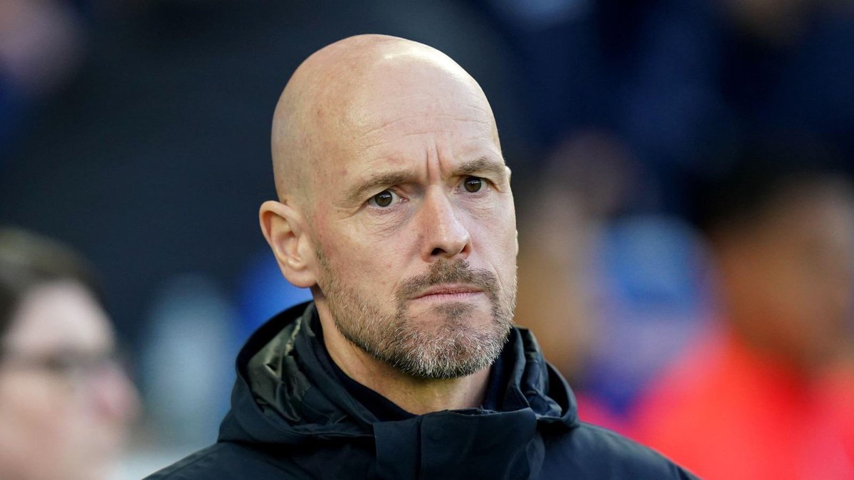 AxeFootballX's tweet photo. Manchester United is planning to find a replacement for Ten Hag
---------------------
According to the Dutch site 1908. nl, 
Manchester United has found a replacement for Erik ten Hag. Manchester United has lost 3 out of 5 matches in the Premier League 🤔🤔🤔
Including a disappointing home defeat against Brighton & Hove Albion last weekend. In the Champions League, they also suffered a 3-4 loss to Bayern Munich after leaving Allianz Arena. 
Ten Hag has a winning rate of 64.2% at Old Trafford, but only managed to win 43 out of 67 matches. The playing style of the Red Devils has not been clearly defined. They struggle when playing away from home. Issues related to Mason Greenwood, Antony, and Jadon Sancho have caused significant headaches for the former Ajax coach. With the team's lackluster spirit and surrounding instability, Ten Hag is facing immense pressure. According to reports in the Netherlands, Feyenoord's coach Arne Slot has been chosen to replace his compatriot
