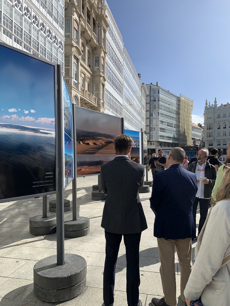 FestMardeMares's tweet photo. 🌊Esta mañá presentamos a exposición inédita ‘A Coruña eterna. Historia visual I’, na que gozamos das impresionantes vistas dunha Coruña modelada en cada era histórica pola acción do mar. 

Dispoñible na Dársena da Mariña ata o 24 de outubro.

Todos a bordo, comeza a aventura!💙 https://t.co/oJWRIPr8GT