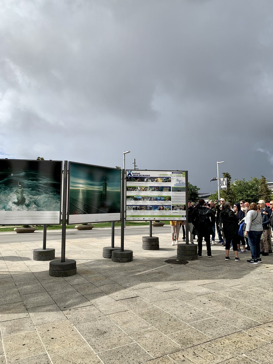 FestMardeMares's tweet photo. 🌊Esta mañá presentamos a exposición inédita ‘A Coruña eterna. Historia visual I’, na que gozamos das impresionantes vistas dunha Coruña modelada en cada era histórica pola acción do mar. 

Dispoñible na Dársena da Mariña ata o 24 de outubro.

Todos a bordo, comeza a aventura!💙 https://t.co/oJWRIPr8GT