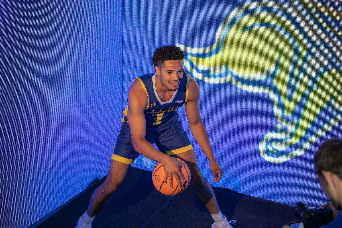 GoJacksMBB's tweet image. Up to something 🔋

#GoJacks 🐰
