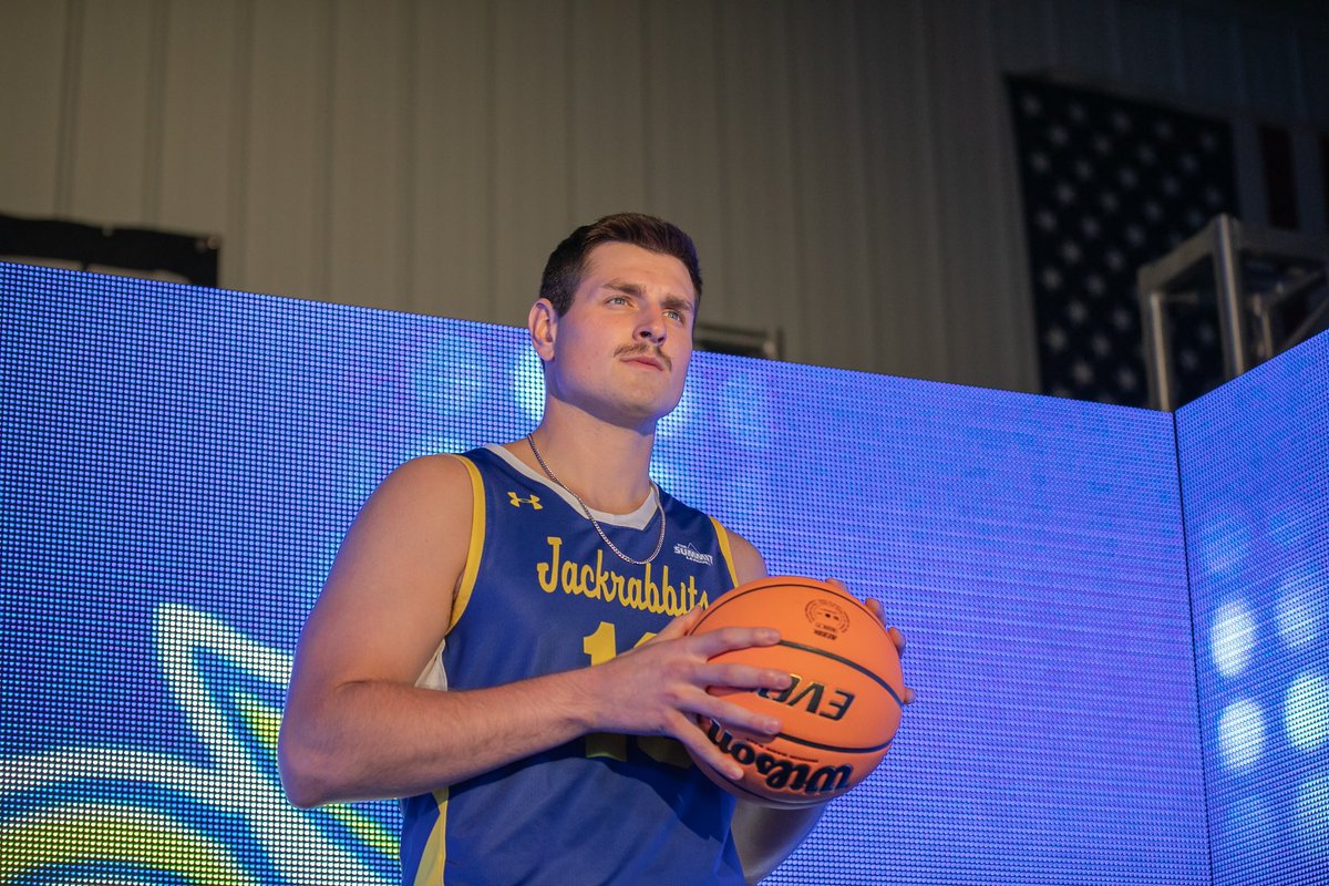 GoJacksMBB's tweet image. Up to something 🔋

#GoJacks 🐰