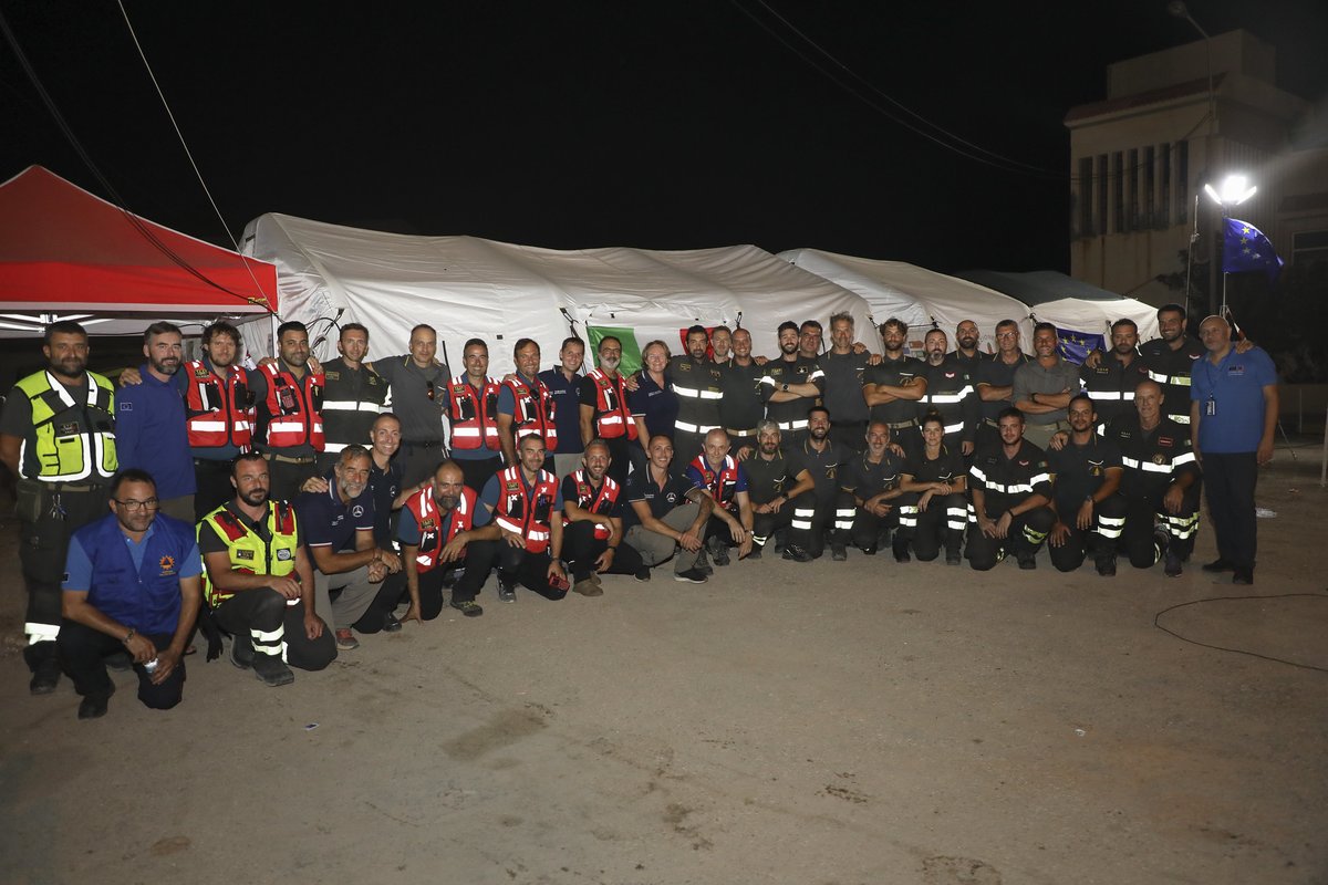 DPCgov's tweet photo. Ecco il team italiano di #protezionecivile in missione a Derna. Squadre specializzate in ricerca, soccorso e assistenza, logisti e esperti in cooperazione, team specializzati in attività subacquee al lavoro da 10 giorni  per aiutare la #Libia colpita dall'#alluvione.
#21settembre https://t.co/dQdlP12NEG