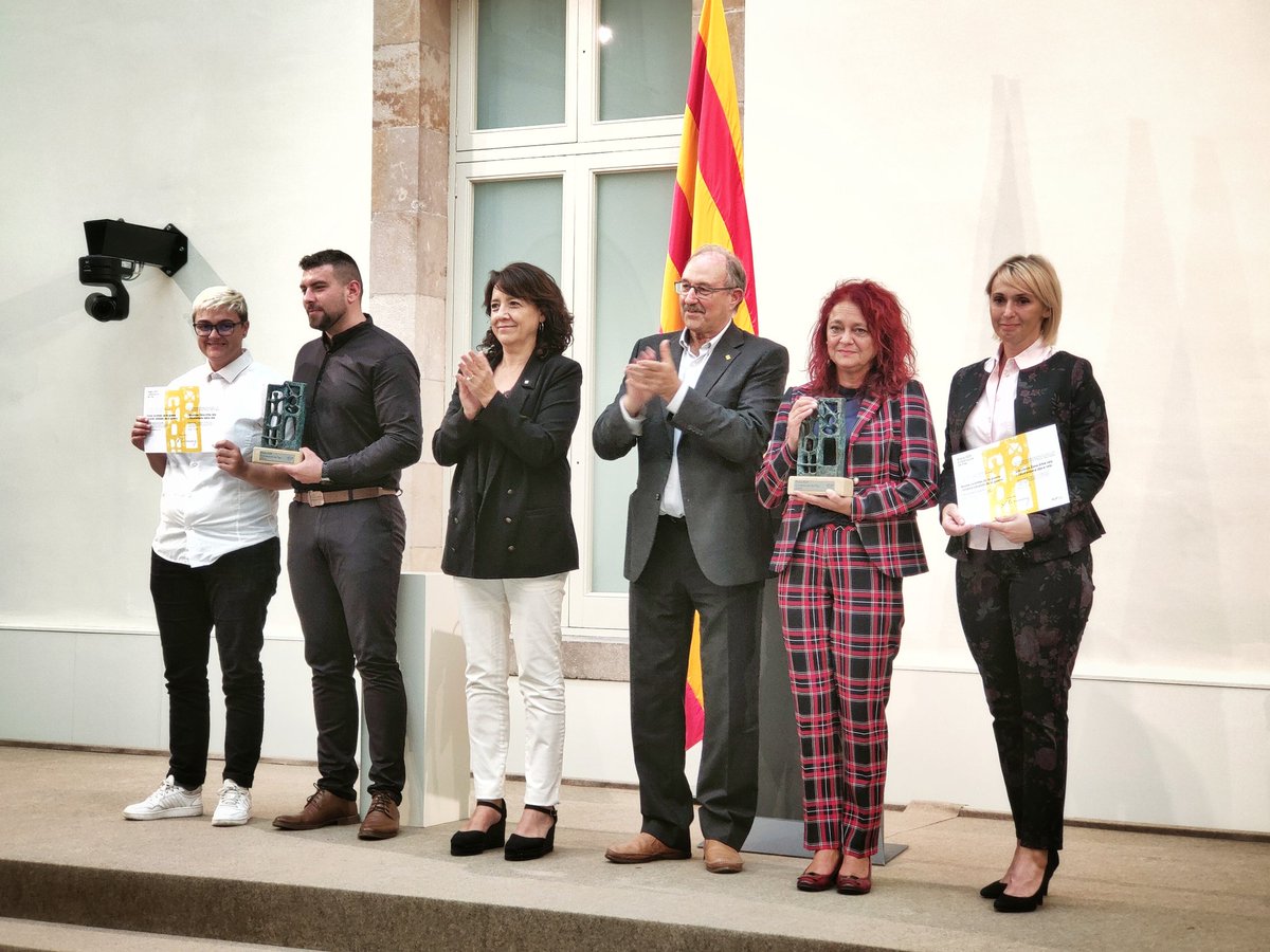 David Minoves (@davidminoves) on Twitter photo A l'acte de lliurament del Premi ICIP Construcció de Pau 2023 que lliuren la presidenta del <a href="/parlamentcat/">Parlament de Catalunya</a> <a href="/Anna_Erra/">Anna Erra i Solà🎗</a> i el president de l'<a href="/ICIPeace/">ICIP</a> <a href="/xmasllorens/">Xavier Masllorens</a> a dues associacions víctimes de la guerra de #Bòsnia
#DiaInternacionaldelaPau ☮️
#PremiICIP2023 🕊️ A l'acte de lliurament del Premi ICIP Construcció de Pau 2023 que lliuren la presidenta del <a href="/parlamentcat/">Parlament de Catalunya</a> <a href="/Anna_Erra/">Anna Erra i Solà🎗</a> i el president de l'<a href="/ICIPeace/">ICIP</a> <a href="/xmasllorens/">Xavier Masllorens</a> a dues associacions víctimes de la guerra de #Bòsnia
#DiaInternacionaldelaPau ☮️
#PremiICIP2023 🕊️