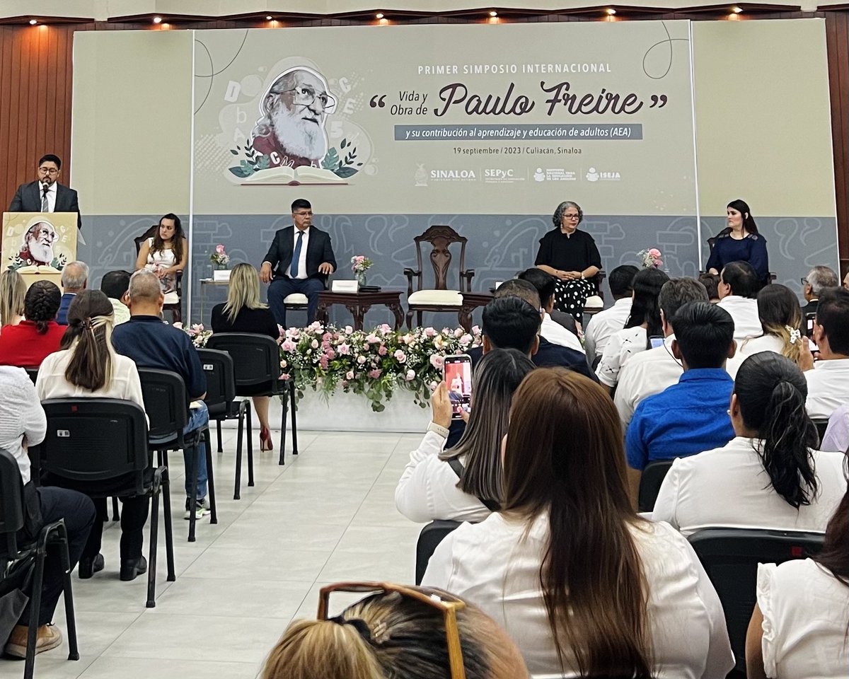 VeronicaBatiz's tweet photo. La Construcción de Paz, fue uno de los temas que tratamos con el General Mérida, Secretario de Seguridad en Sinaloa.. también estuve presente en el Simposio sobre Pablo Freire y su aportación a la educación, evento con  ISEJA donde hubo excelentes ponencias!!👍
#LaVeroMorena https://t.co/Y8WMYEonAx