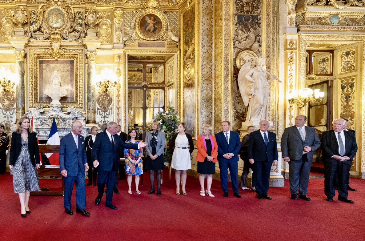 gerard_larcher's tweet photo. 🇬🇧🤝🇫🇷 Accueil au @Senat de Sa Majesté le Roi Charles III. Pour la 1ère fois dans l’Histoire, un souverain britannique s’est exprimé dans l’hémicycle. Il a tenu un discours en faveur du lien franco-britannique et réaffirmant le soutien de Londres à l’#Ukraine ! @RoyalFamily 👑 https://t.co/gjcskUOvIm