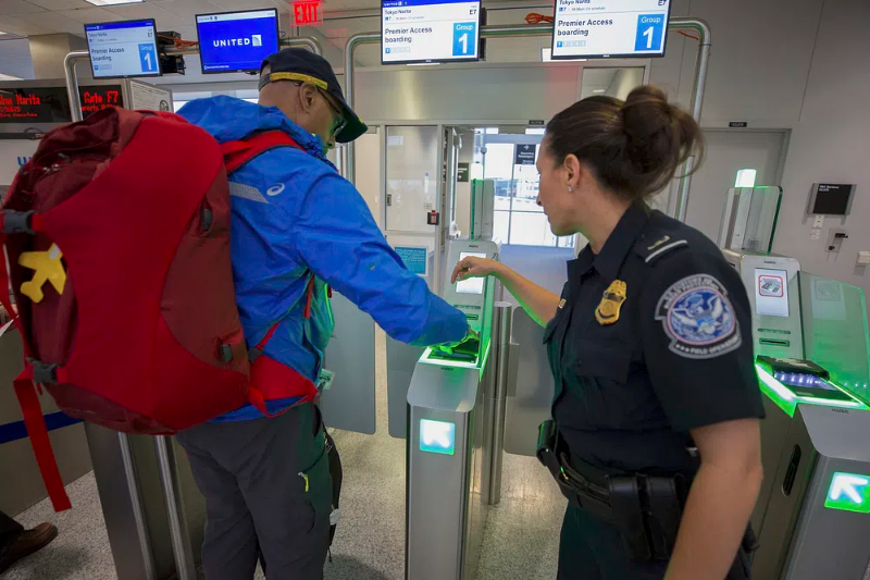 PanquakePpl's tweet photo. In the US border, officials are pressuring airline staff to force citizens to undergo facial recognition even tho U.S. citizens are NOT obligated to surrender their biometrics in any direction. 

Know your rights!

https://t.co/EsvekqLrth

#BiometricScans #privacyplease https://t.co/80irzN0QD5