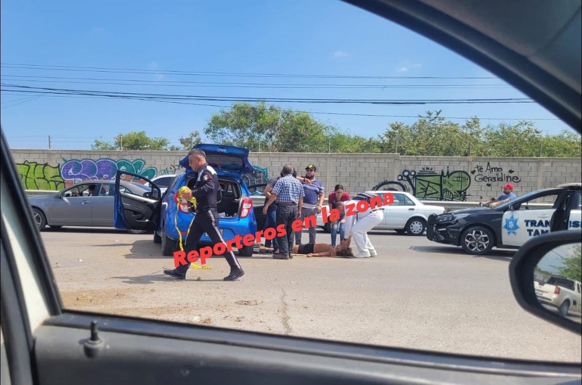 Reporteroszona's tweet photo. ⚠️URGENTE⚠️

🚨🚔Se registra accidente afuera de la UAT en Tampico y hay una mujer tirada en el pavimento🚑🚨 https://t.co/CI7Hw3FJuW