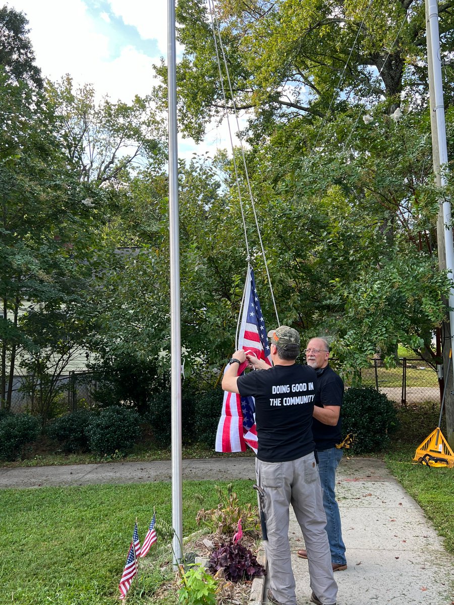 VolvoGroupNA's tweet photo. VGNA partnered with @VolunteerTriad in the 2023 Corporate Caring Challenge by updating the outside of @TheServantCtr. Volunteers assembled a new outdoor bench, replaced an American flag and landscaped the yard, amongst other tasks to improve the outside of the facility. https://t.co/qnGrib1Vu0