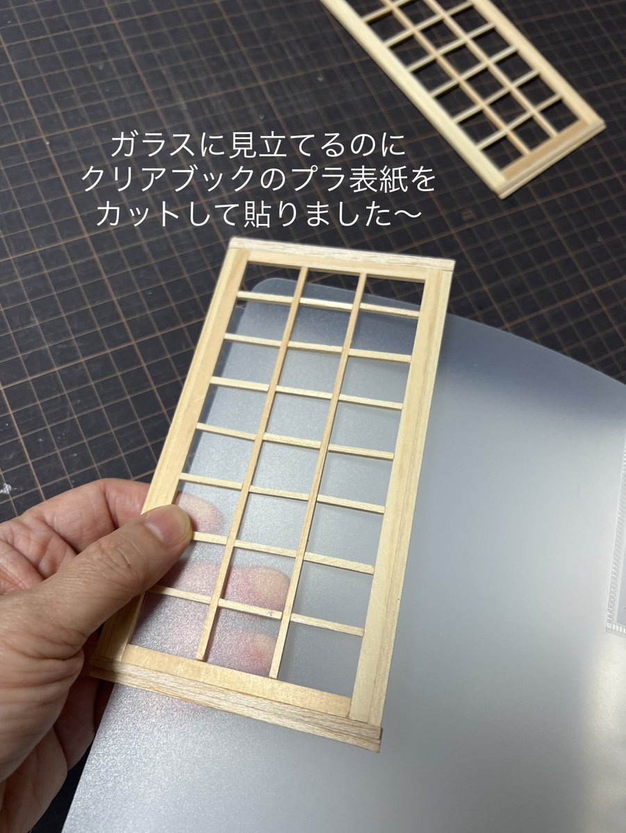 mitra_cocoro's tweet photo. ミニチュアのガラス障子が入りました...。
アトリエ自慢？のブルーの壁も一つだけ作ってもらって設置できました！これで内装はできあがり〜
あとは家具類の制作…💦
#ミニチュア制作中 #アトリエのミニチュア
#miniaturepainting #miniature https://t.co/WP1yDeiVOP