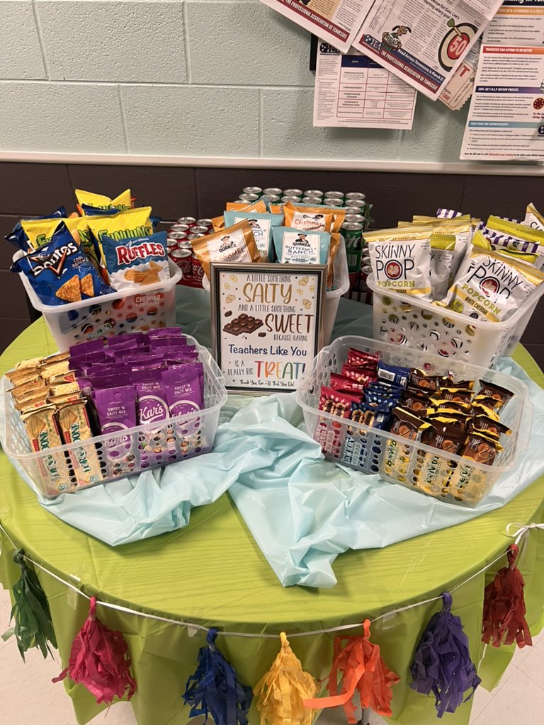 Our AMAZING PTO set up this treat table for our Parent/Teacher conferences tonight. We are so lucky to have them! <a href="/BESBartlett/">BESBartlett</a> #simplytheBESt