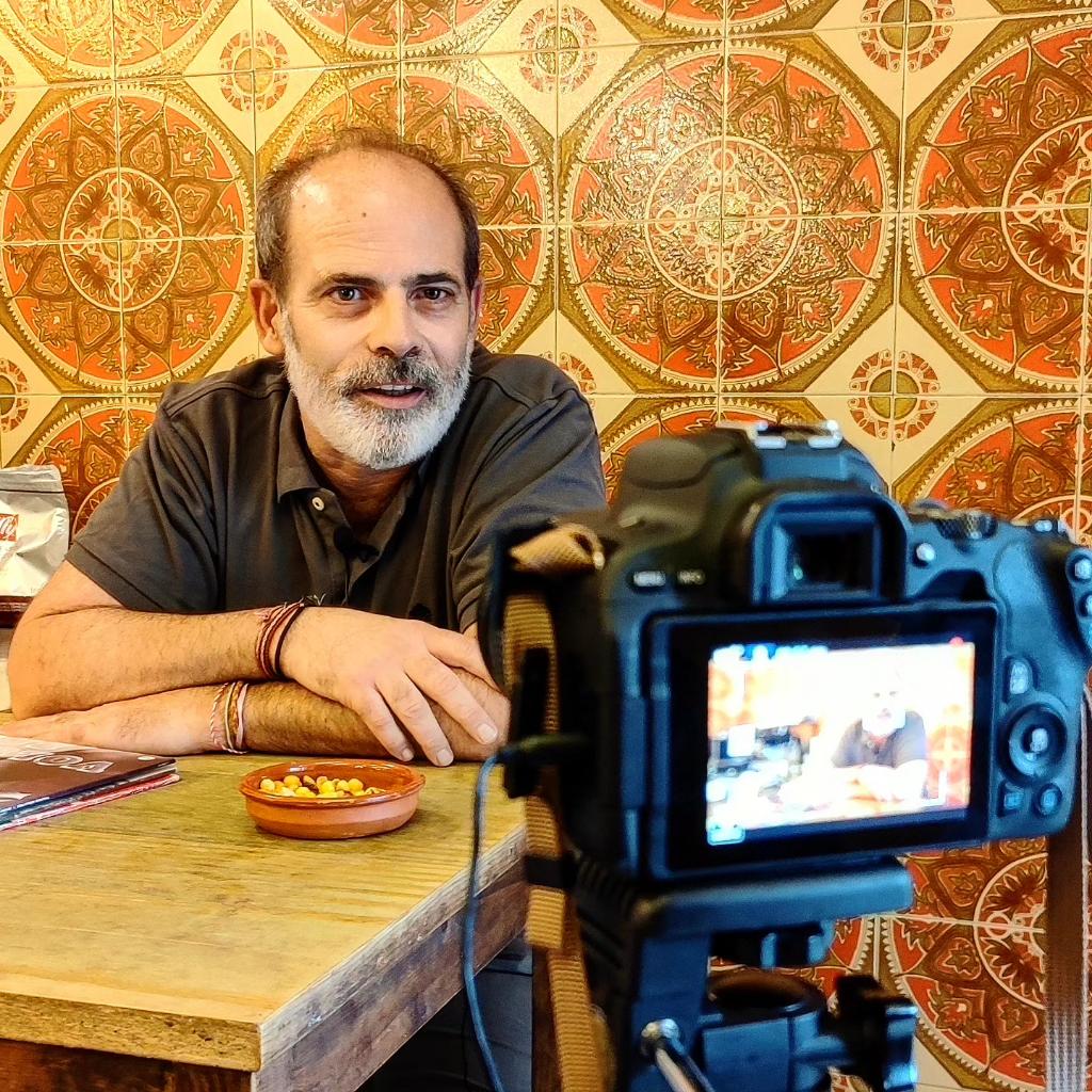 Se acerca el finde y eso significa que puedes:

1. Ver nuestro vídeo a modo sofá y mantita.

2. Ponerte a bailar con los discos recomendados por <a href="/Carloscavestany/">carlos cavestany</a>

3. Liarte a cañas y raciones en Casa Filete.

4. Oírte el nuevo episodio de <a href="/CasaCavestany/">CasaCavestany</a>

5. Hacerlo toooo.