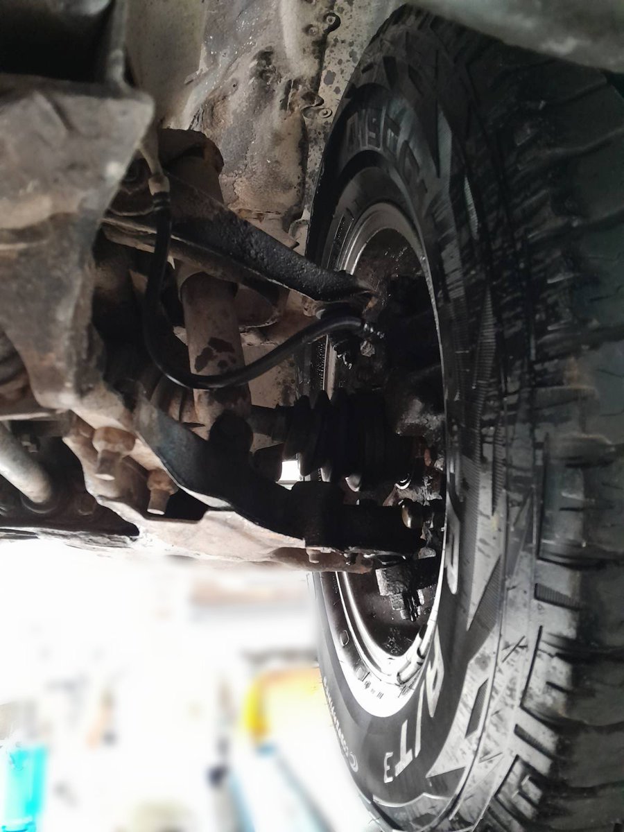 OkandSoldat's tweet photo. Första resan med vårt nya CASEVAC fordon och bromsarna small halvvägs österut. Lyckligtvis lyckades föraren lösa det utan personskador eller vidare skador på fordonet, trots tät trafik runt oss. Fordonet blir fast en vecka och vi får lösa det på annat sätt. 

Jag är otroligt tacksam över hjälpen från hjälporganisationer hemma i Sverige men bristen på kvalitetskontroll på fordon som skickas ner är både farlig och i slutändan dyr. En diskussion bör föras om kvalitet kontra kvantitet. Tre fordon jag har fått hittills har haft så pass grova problem att de inte har kunnat genomföra tjänsten de skulle, ens en gång.