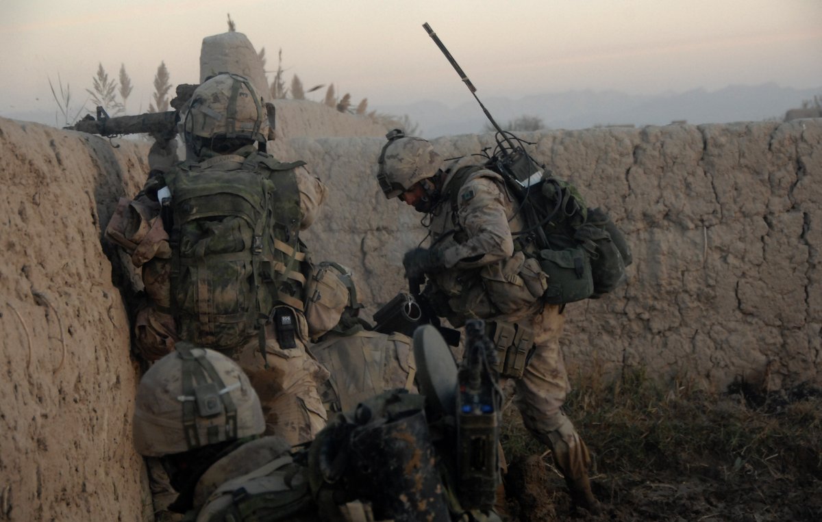 TFProjectAthena's tweet photo. A Canadian soldier returns fire early November 17th 2007, after being fired upon once reaching their objective during OP TASHWISH MEKAWA in the Zhari District, about 40 km west of Kandahar City, Afghanistan.

 Combat Camera

Photo : Cplc Robert Bottrill https://t.co/orUMT5Q0PQ