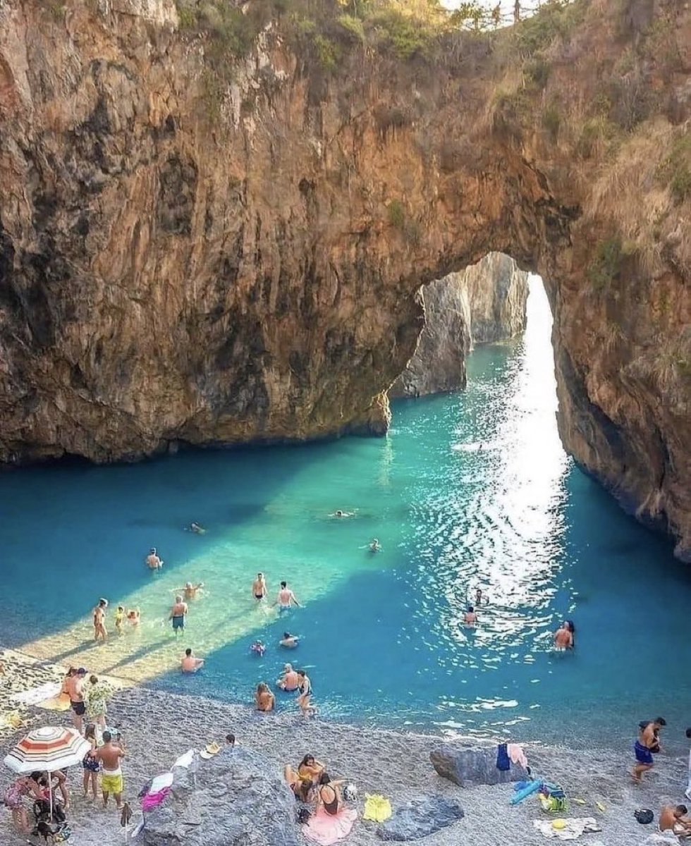 viewsoff's tweet photo. Beach in Italy. https://t.co/fmvI2nhyOG