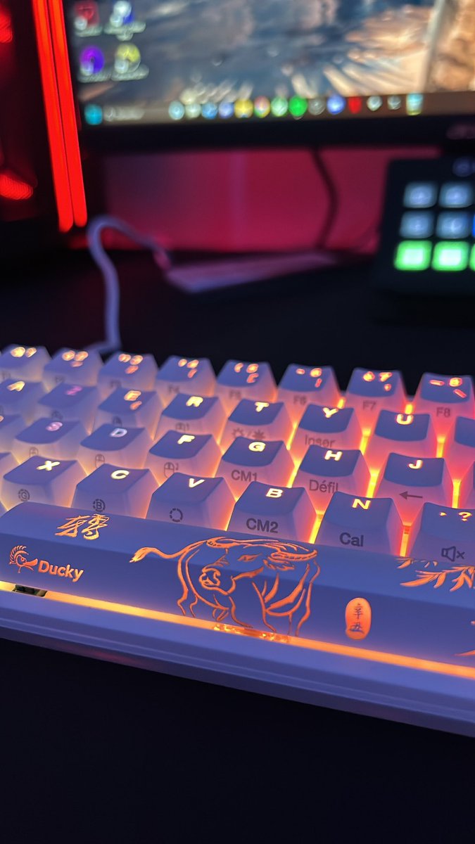 H1derz's tweet photo. ✨Ducky One 2 Mini RGB✨
Il est incroyable 🥹
Merci pour le carambar offert dans le colis @MaxEsportGG 💛
🏁 #setup #duckykeyboard #duckyone2mini #cyberpunk #cyberpunk2077 #wallpaper #pcgaming https://t.co/V8WKWoogzk