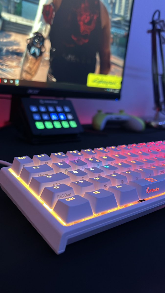 H1derz's tweet photo. ✨Ducky One 2 Mini RGB✨
Il est incroyable 🥹
Merci pour le carambar offert dans le colis @MaxEsportGG 💛
🏁 #setup #duckykeyboard #duckyone2mini #cyberpunk #cyberpunk2077 #wallpaper #pcgaming https://t.co/V8WKWoogzk