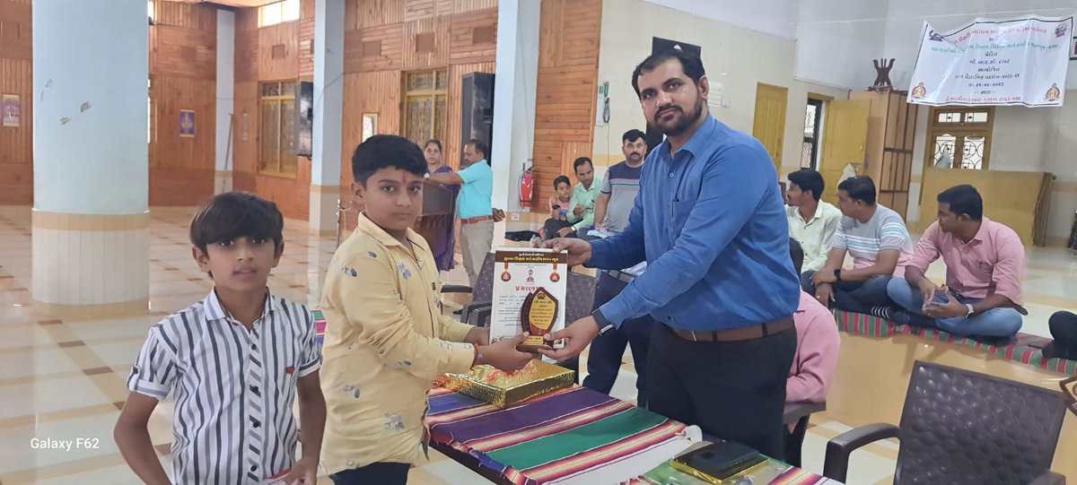 આજરોજ તાલુકા કક્ષા ના વિજ્ઞાન મેળા માં હાજરી આપી જેમાં બાળ વૈજ્ઞાનિકો અને એમના માર્ગદર્શકો ને ઈનામ અને પ્રમાણપત્ર આપી પ્રોત્સાહન સાથે સન્માનિત કર્યા. <a href="/mamrapar/">Mamlatdar Rapar</a> <a href="/DcBhachau/">SDM Bhachau Kachchh</a> @CollectorKutch @Bhujmahiti <a href="/revenuegujarat/">Revenue Dep. Gujarat</a> <a href="/MamAssociation/">Mamlatdar Association</a> <a href="/CMOGuj/">CMO Gujarat</a> <a href="/PMOIndia/">PMO India</a>