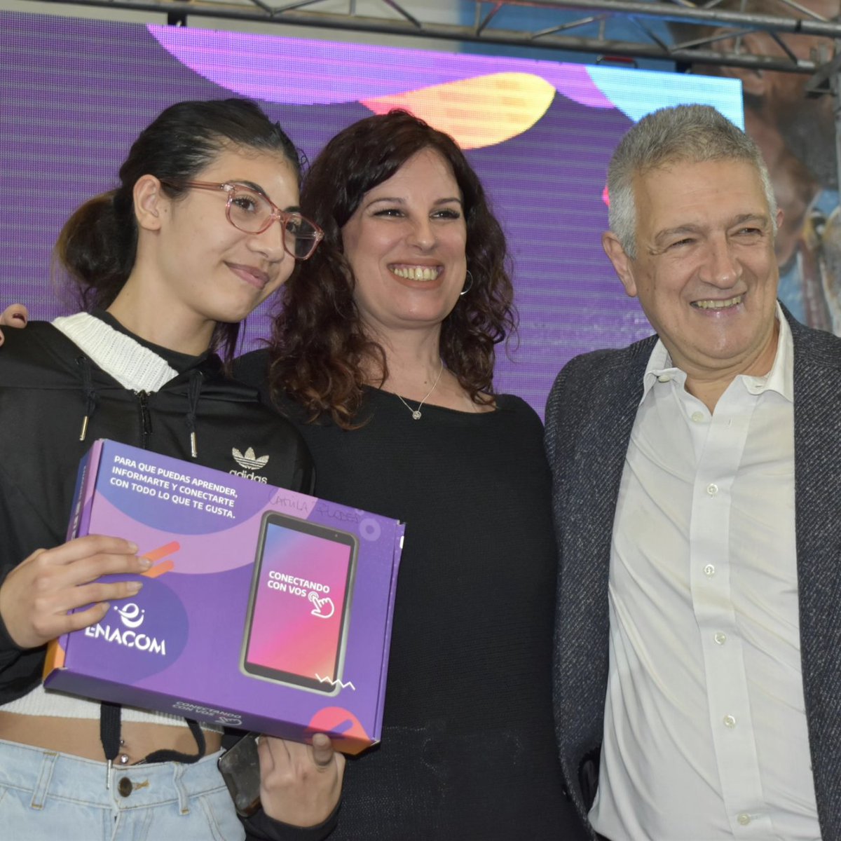 lorepokoik's tweet photo. Gracias @ENACOMArgentina  y @gustavoflopez por hacer una realidad efectiva que el Estado esté presente con políticas públicas que permite a todxs acceder a dispositivos tecnológicos para facilitar la inclusión digital y la conectividad.
 #EstadoPresente
#ConectandoConVos https://t.co/h3pQ0Vgymk