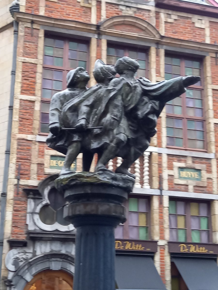 Visite de Bruxelles sous la pluie...mais on garde le sourire.