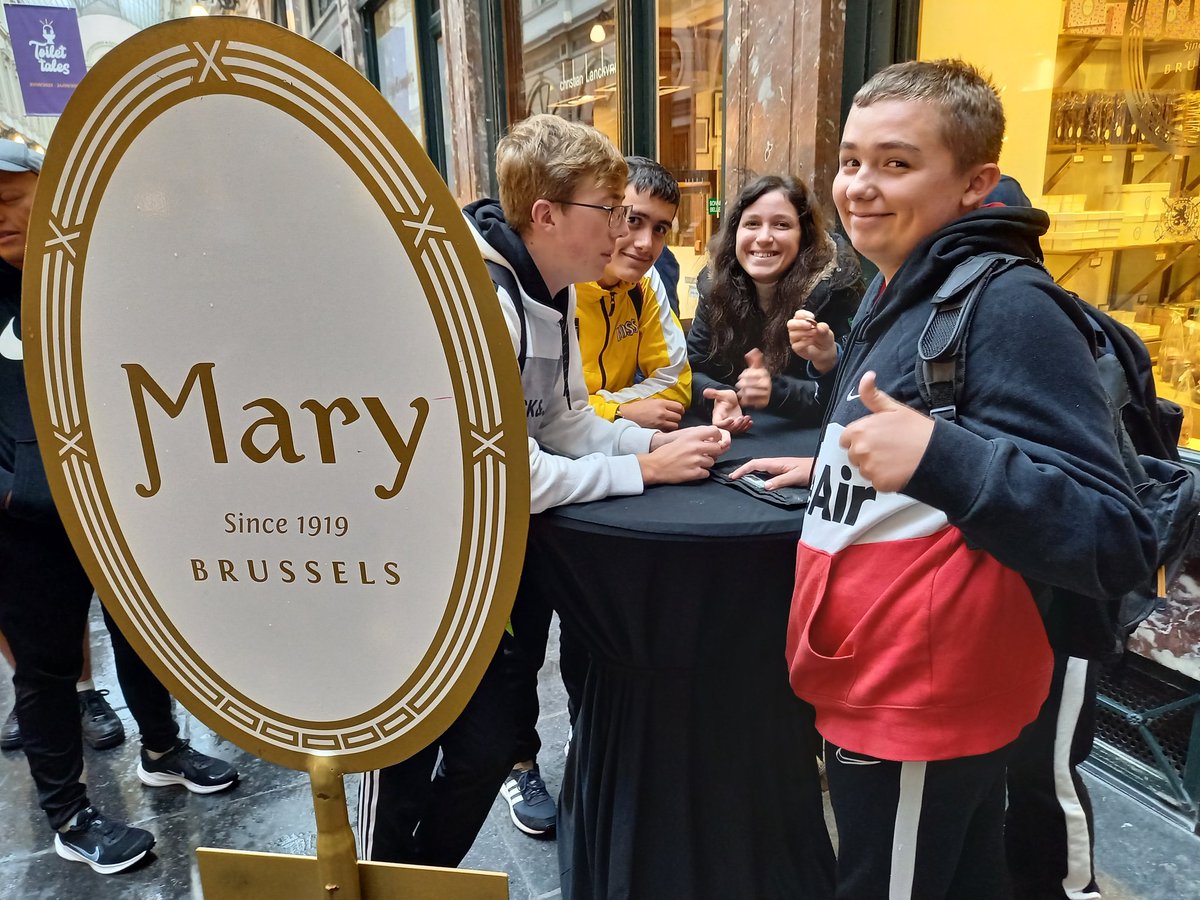 ProjetMOB's tweet photo. On ne pouvait pas se priver de la dégustation de pralines surtout celles proposées par Antoine Corné , chocolatier depuis 5 générations. #Bruxelles https://t.co/r5lUAi4eD6