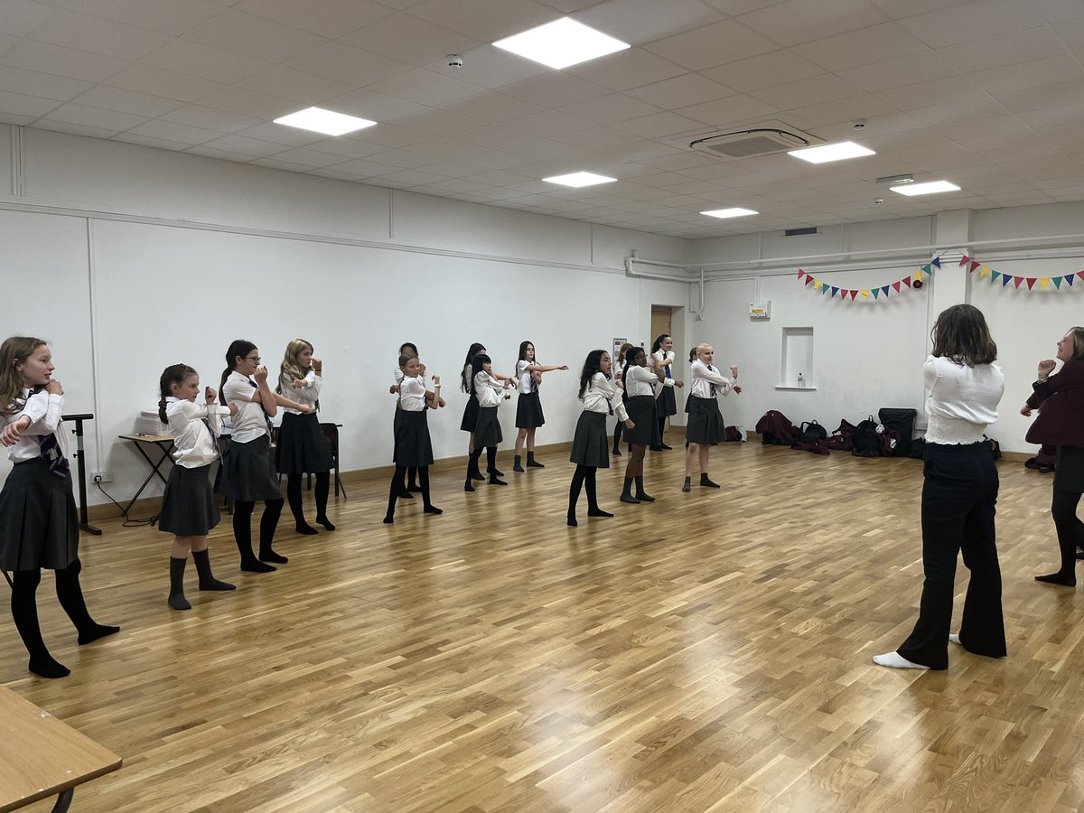 SGSPEDept's tweet photo. ✨ DANCE CLUB!!✨ well done to everyone who attended dance club at lunchtime today. Looking forward to seeing what we can create in the coming weeks! #SGSPE #SGSDance #SGSDifference https://t.co/dEKo1MlVZk