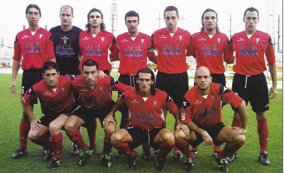📸 Polideportivo Ejido 03/04.

👥 Con Marcelino, Kike Burgos, Aira, Sabino, Llorens, Juanlu, etc.

📋 Quique Setién comenzó la temporada en el banquillo.