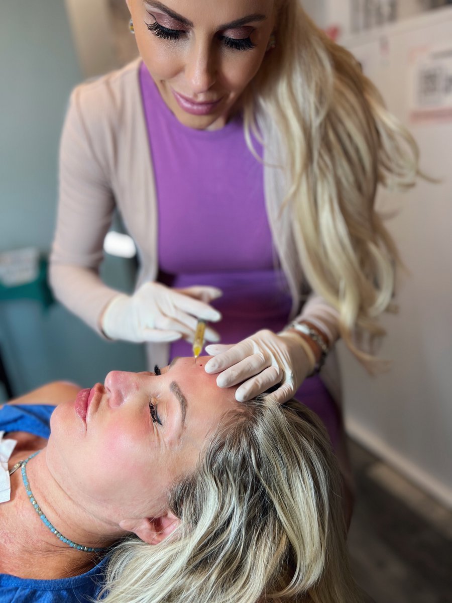 RadianceAF's tweet image. Tiffany Fluhme precisely injecting #PRP to rejuvenate the skin and boost collagen! This incredible "liquid gold" treatment is a must!📷📷
