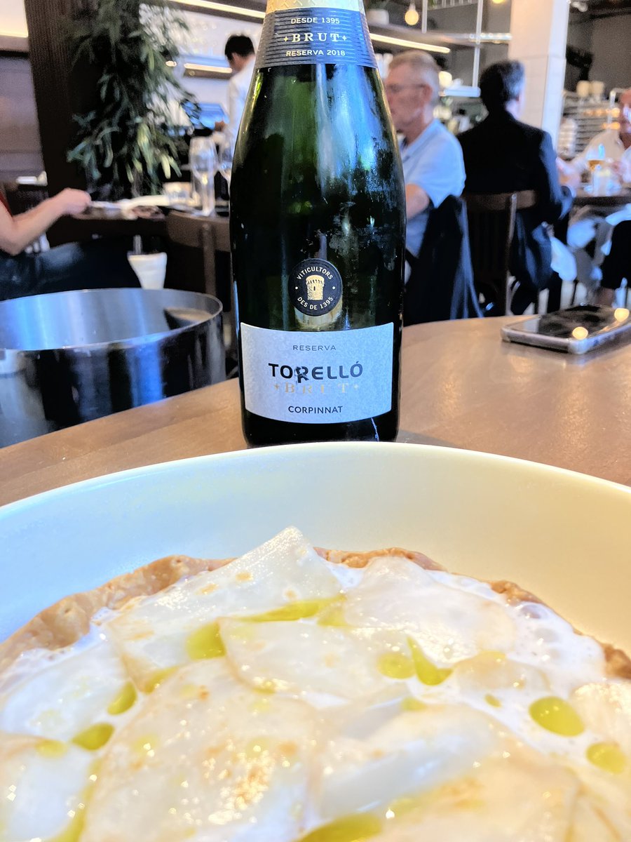 La vida siempre es mejor con burbujas 🍾 

🍾 Torelló Brut reserva
🍇 Xarel·lo, Macabeo, Parellada
📌 Corpinnat

#corpinnat #burbujas #gastronomia #gastro #wine #vino #vilaviniteca #hotels #madrid #hotelthompson