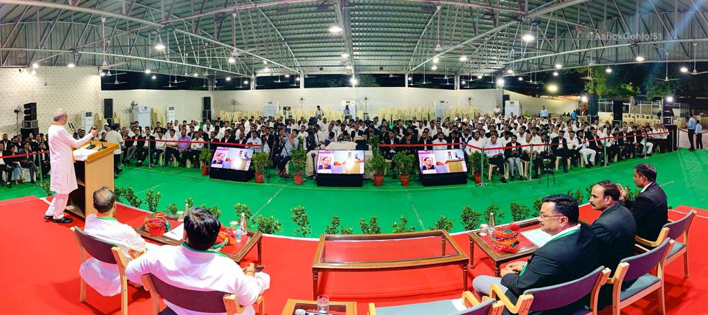 ashokgehlot51's tweet photo. आज निवास पर आए डॉ. अंबेडकर अधिवक्ता संघ के विद्वान अधिवक्ताओं से भेंट कर उनकी अपेक्षाओं व ��िचारों को समझा।

प्रदेश सरकार बाबा साहेब के पदचिन्हों का अनुसरण करते हुए सामाजिक न्याय व सामाजिक सुरक्षा को प्रतिबद्धता के साथ सुनिश्चित कर रही है। https://t.co/S1pcLsJwuF