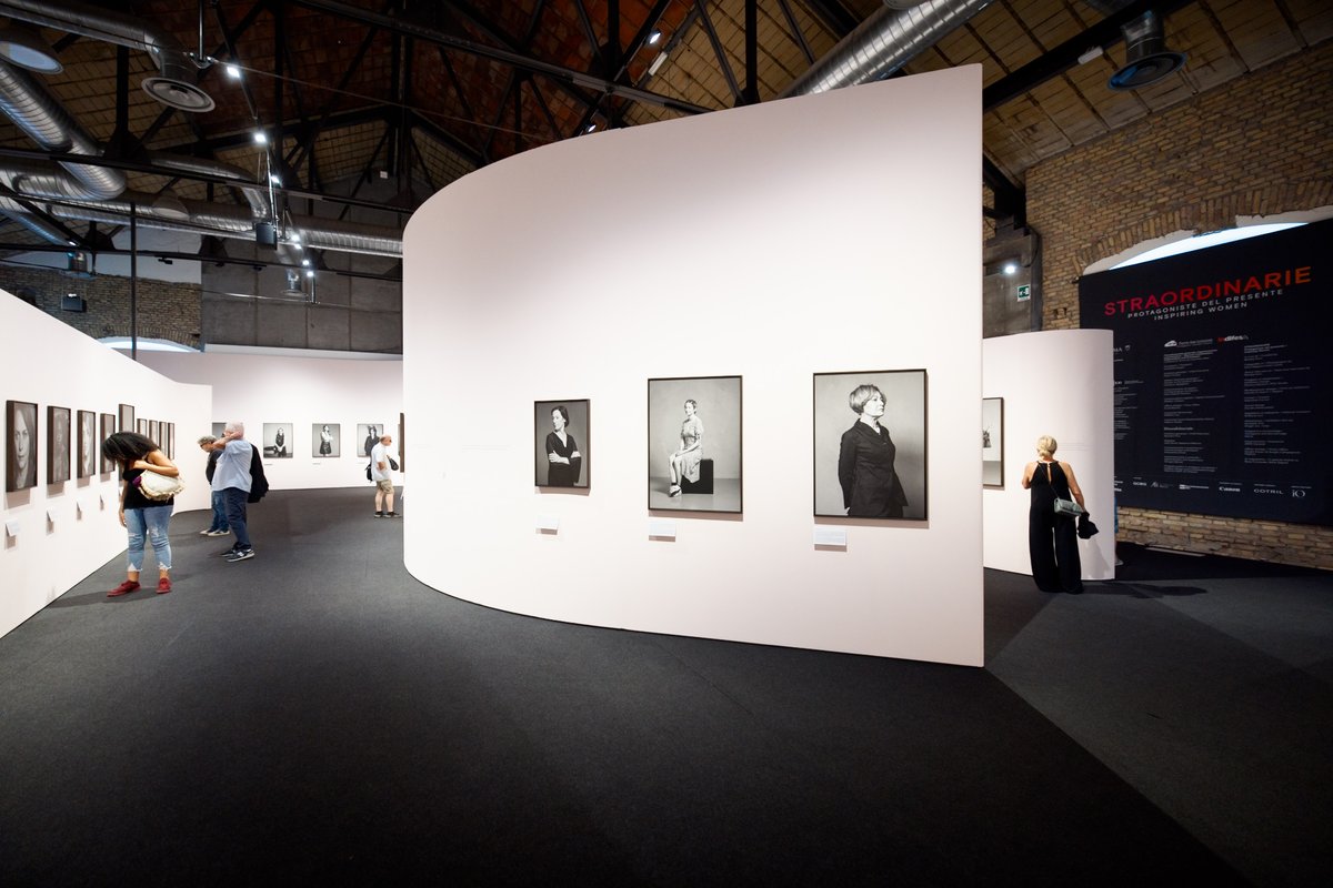 Straordinaria tra le #straordinarie, è proprio il caso di dirlo, la Senatrice <a href="/SegreLiliana/">Liliana Segre</a> ha visitato oggi la mostra di @tdhitaly, accompagnata dalla curatrice @renata_ferri e dal Presidente del MAXXI @a_g_giuli