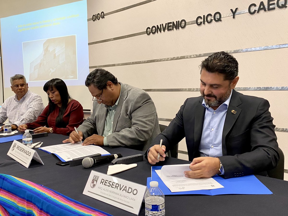 Firma de convenio entre el <a href="/cicqueretaro/">Colegio de Ingenieros Civiles de Querétaro.</a> y el <a href="/caeqroac/">CaeQroAC</a>. Con este convenio, buscamos trabajar conjuntamente bajo un solo objetivo; tener un mismo costo, reglamento y documentación para que los DRO’S de ambos colegios logren realizar sus actividades apegadas a la ley.
