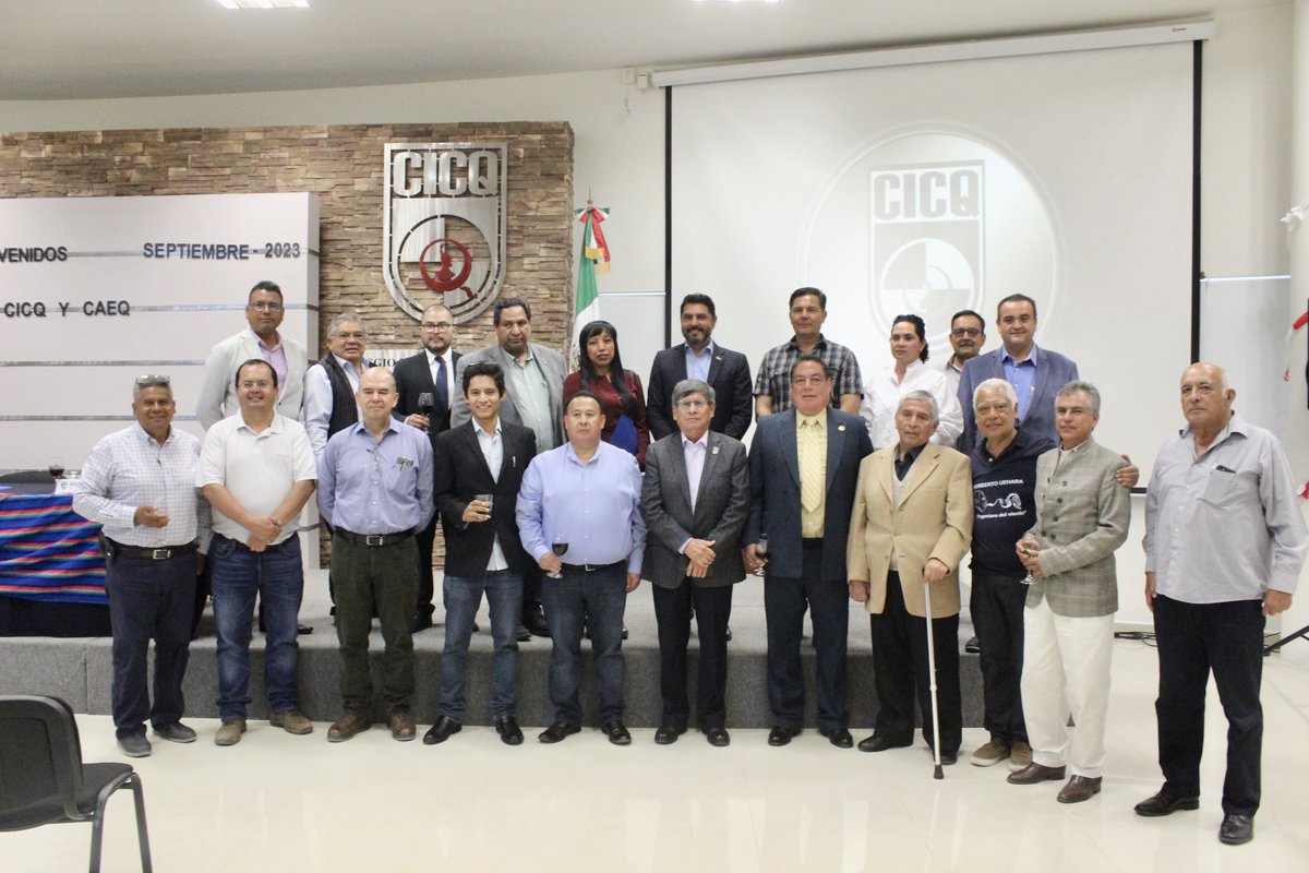 caeqroac's tweet photo. Firma de convenio entre el @cicqueretaro y el @caeqroac. Con este convenio, buscamos trabajar conjuntamente bajo un solo objetivo; tener un mismo costo, reglamento y documentación para que los DRO’S de ambos colegios logren realizar sus actividades apegadas a la ley. https://t.co/2oo65EiNui