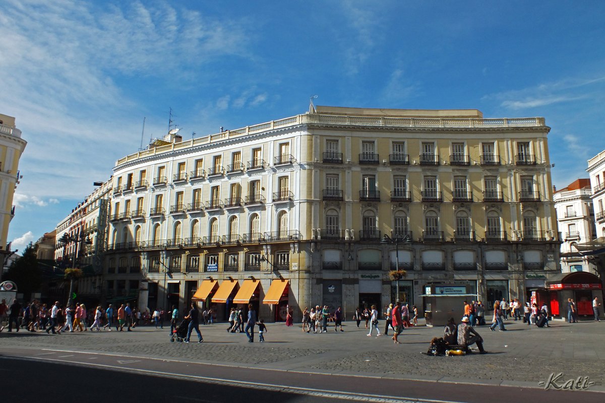 #ThrowbackThursday: September 21, 2014; in the busy Puerta del Sol in Madrid.
Matkalla majapaikkaan läpi vilkkaan Puerta del Solin.

#Madrid #Spain #VisitMadrid #VisitSpain #throwback #blastfromthepast #travelling #travelphotos #matkakuvat #reissukuvat #Espanja