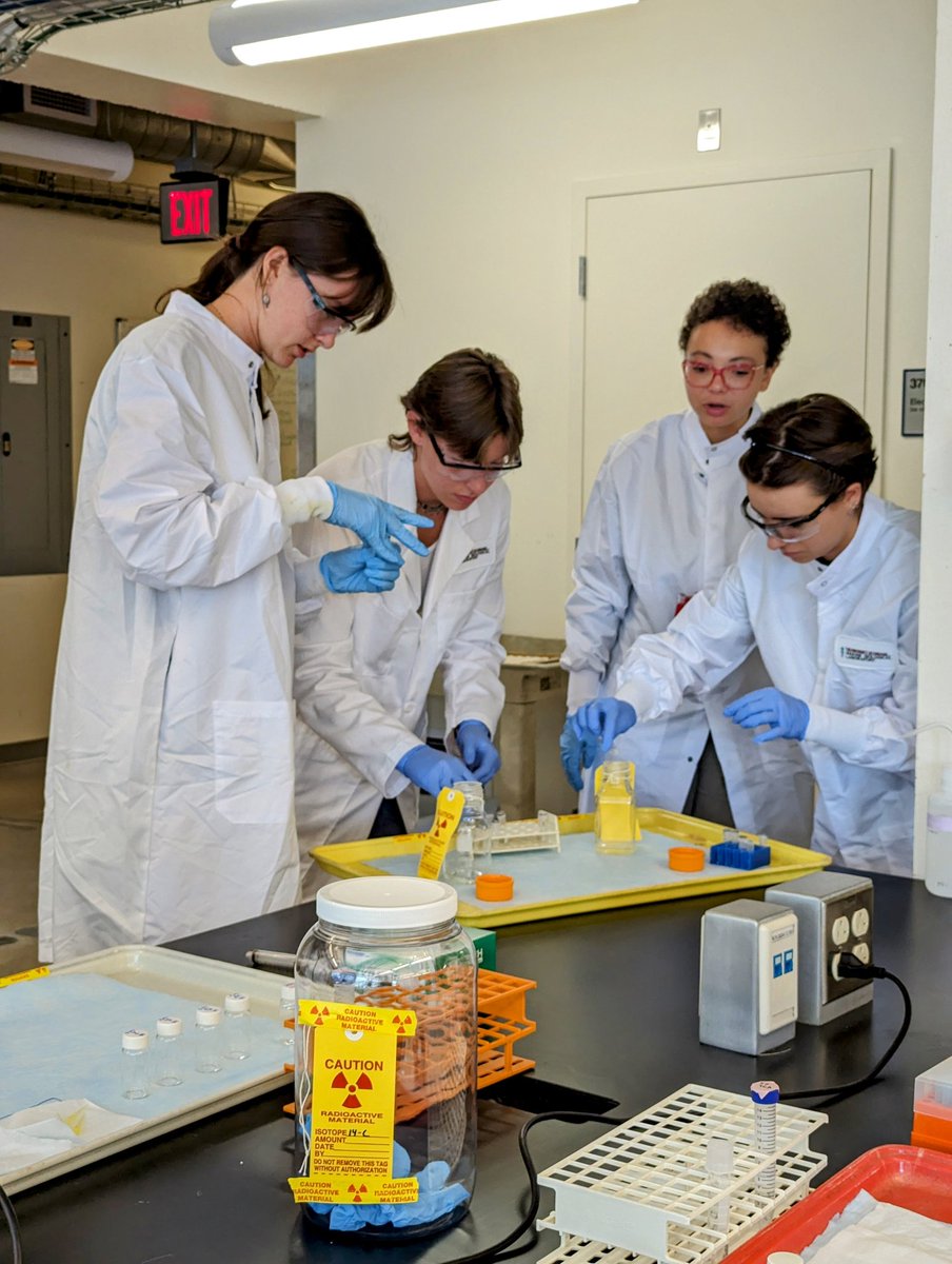 MEPjoe's tweet image. My fav @MBL_SES microbial methods lab, bacterial productivity using 14C-Leucine! @MBLScience 
#14C #radioisotopes #bacterialProductivity #SES