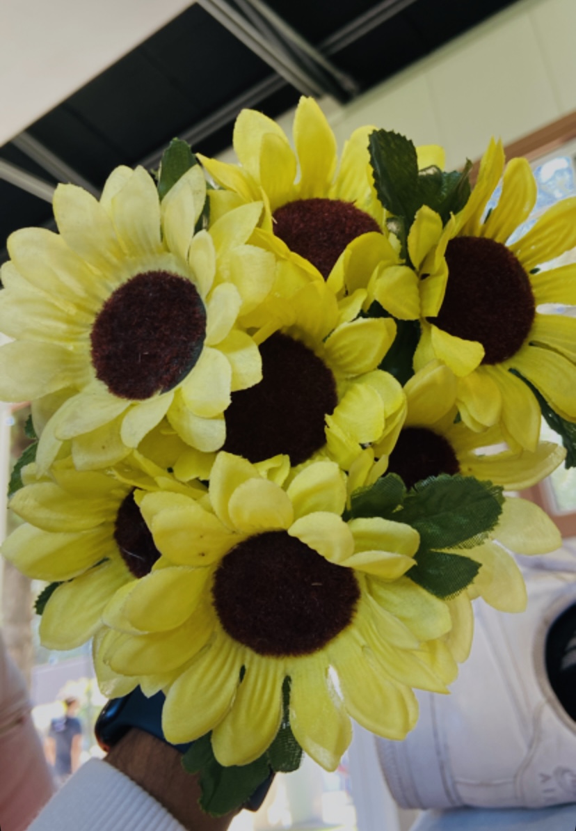mis amigas nunca se quedaran sin sus flores 💛