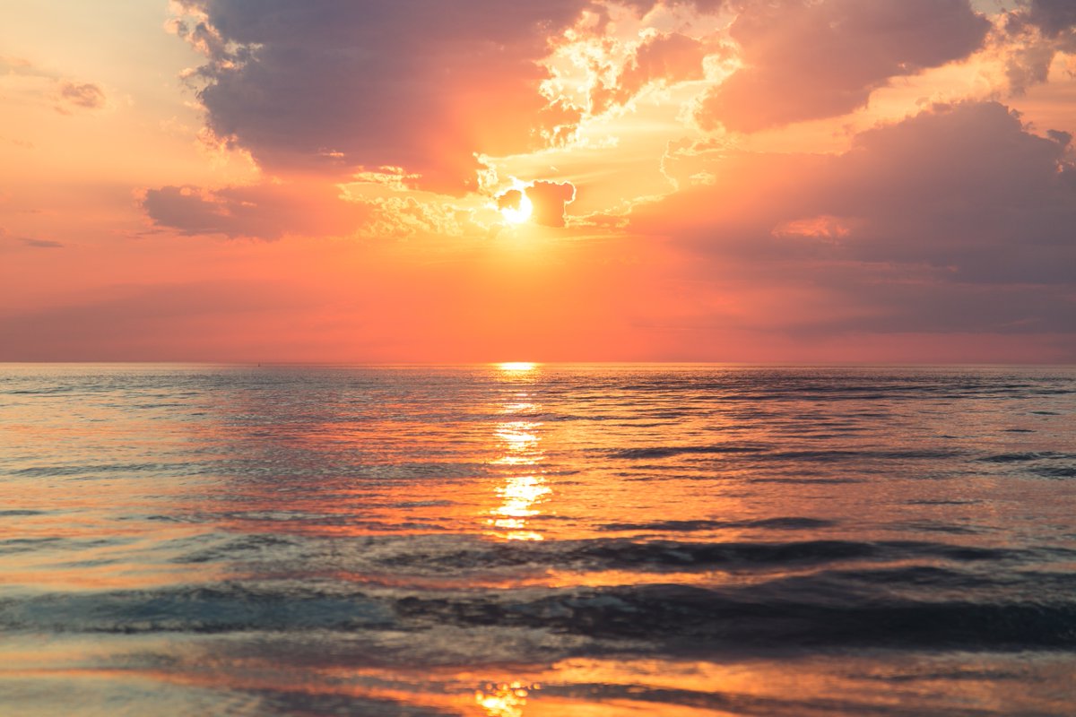 DauntlessBoats's tweet photo. Is there anything better than watching the sunset above the water? 

#DauntlessBoatyard #BoatTransport #BoatyardLife #BoatCleaning #BoatMaintenance #BoatRestoration #SailLife #BoatHolidays #BoatHomes #Marina #Sailing #OceanHolidays #SunandSailing #SetSail #EnglandCoast https://t.co/arfFxeIJpZ