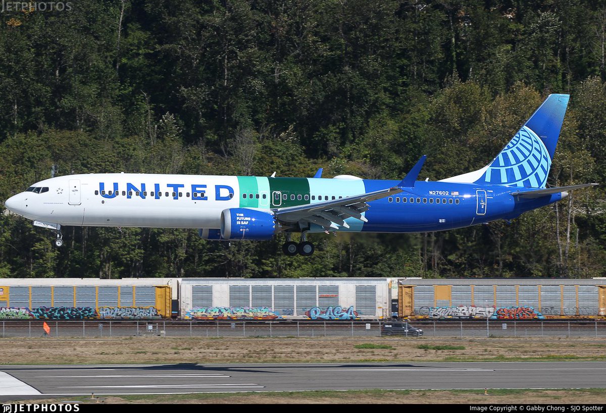 A 737-10 MAX for United in a special 