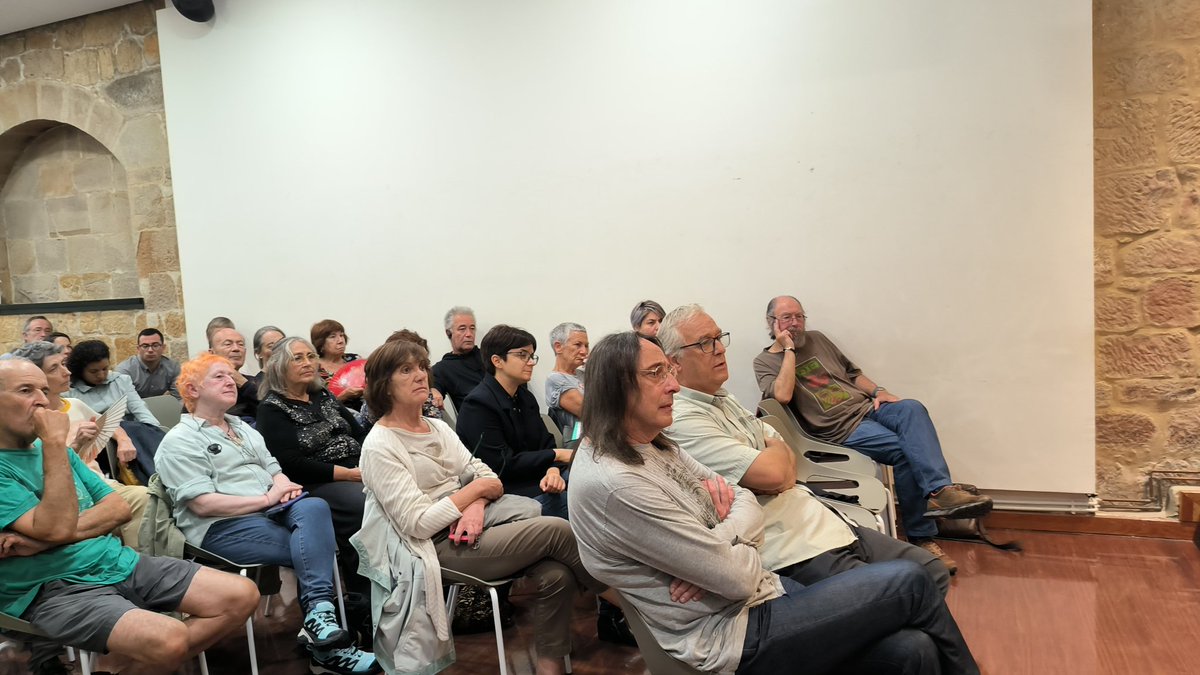 Gerraren aurkaren inguruan antolatutako hitzaldira hurbildu gara.