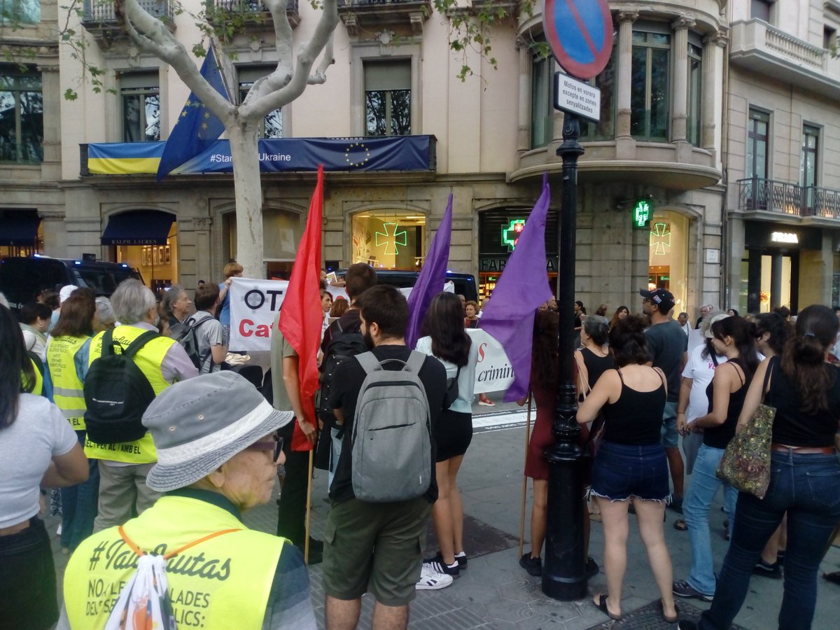 cos_bcn's tweet photo. Som a la concentració contra la cimera de la UE, entramat dels estats capitalistes europeus. Contra l'Europa del capital, guerra social! ✊🔥
#ForaUE https://t.co/8sIijSeAkG