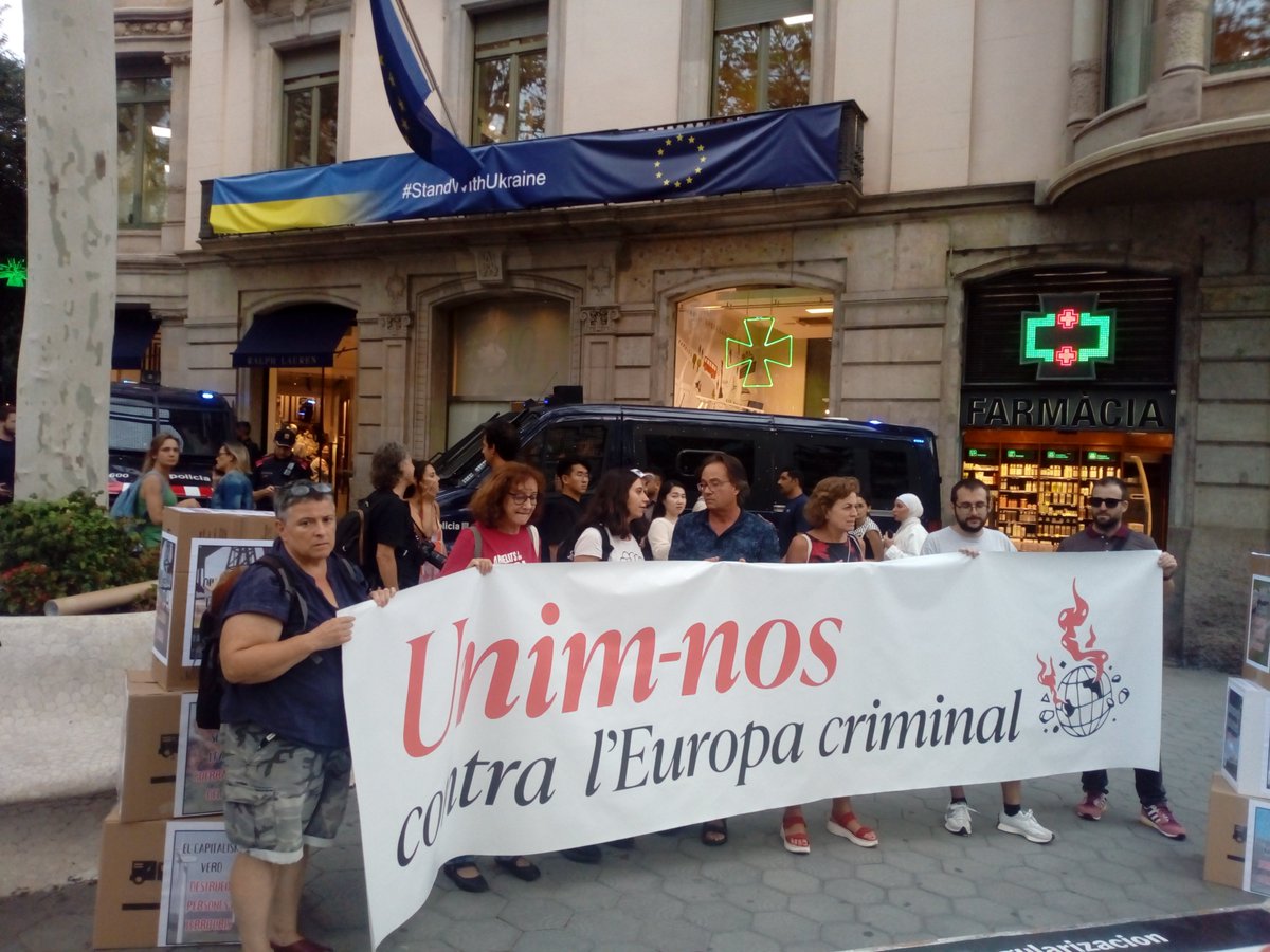 cos_bcn's tweet photo. Som a la concentració contra la cimera de la UE, entramat dels estats capitalistes europeus. Contra l'Europa del capital, guerra social! ✊🔥
#ForaUE https://t.co/8sIijSeAkG