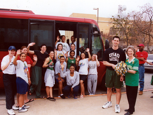 usaodrovers's tweet photo. In 2003, our WBB team completed the program's best-ever finish in the Final Four of the NAIA National Tournament. This year marks 20 years since the dominate season! We can't wait to celebrate with you all at Homecoming as we relive our 50 years!
#ThrowbackThursday #Drover50th https://t.co/V2s5pK4szB