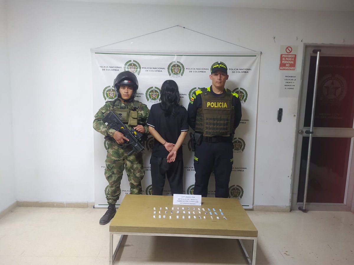 Caldas #Antioquia | En coordinación con <a href="/PoliciaMedellin/">Policía Metropolitana del Valle de Aburrá</a>, soldados del Batallón de Policía Militar de la #CuartaBrigada, capturaron a una persona por el delito de tráfico y porte de estupefacientes, a quien se le incautó 39 sobres qué contenían base de coca.
#PlanAyacucho