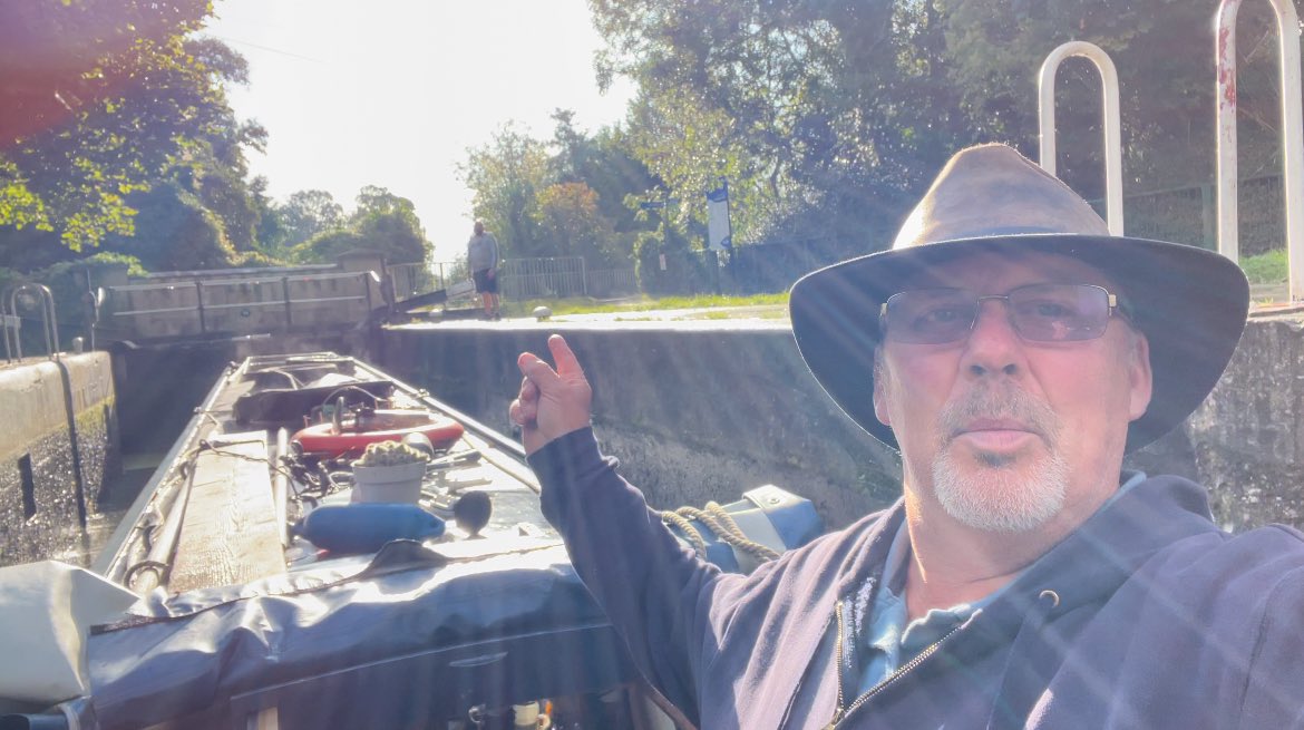 A great evening cruise in between thunderstorms.  Plus a very experienced lockie was on duty 

. #narrowboat #offgridhome #tinyhouse #tinyhomeliving #narrowboatliving #travellife #offgridlife #travelvlog #ukcanals #digitalnomad #londonboaters #london