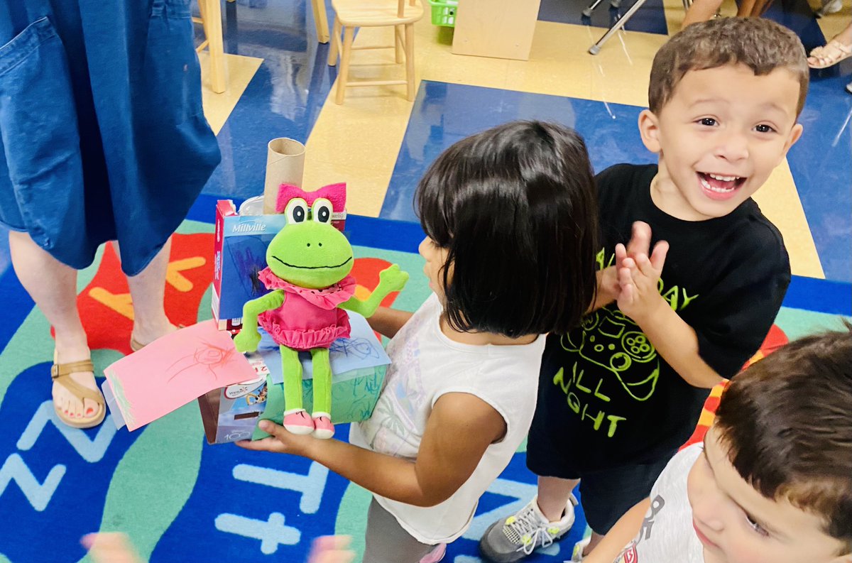 gwenj71's tweet photo. STEAM activities-children learning to recognize problems and find ways to solve them creatively. Students in Ms. Halley’s PreK class explored building materials to build a chair for Fiona that is “just right”.
#buildexploreplaydream 🚧🦺⚒️🧰
@WacoISD https://t.co/9ynS4zCLI9