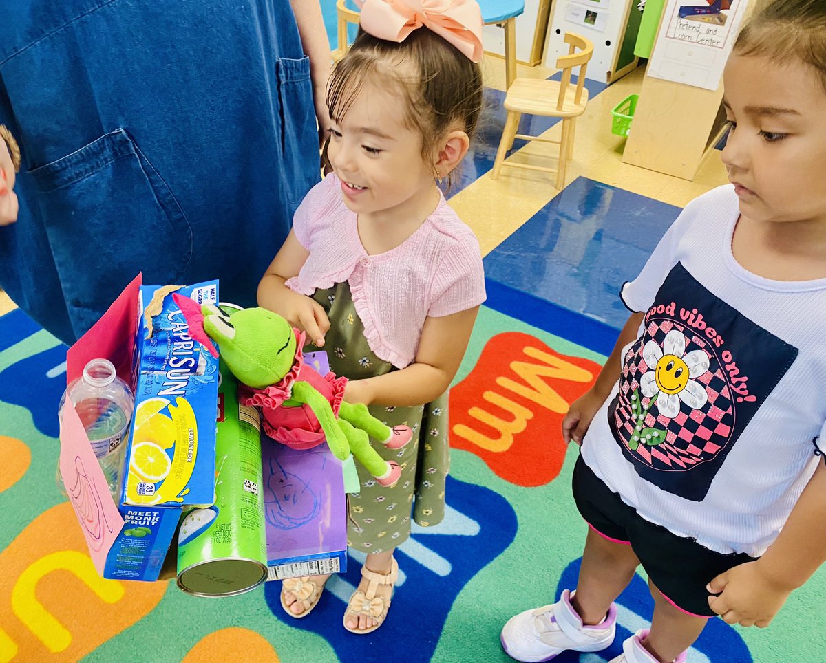 gwenj71's tweet photo. STEAM activities-children learning to recognize problems and find ways to solve them creatively. Students in Ms. Halley’s PreK class explored building materials to build a chair for Fiona that is “just right”.
#buildexploreplaydream 🚧🦺⚒️🧰
@WacoISD https://t.co/9ynS4zCLI9