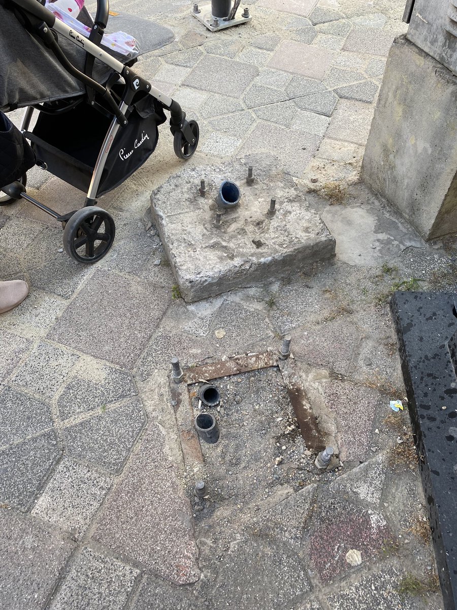 eyupsguler's tweet photo. @41GebzeKaymakam Eski elektrik direklerinin kazıkları olduğu gibi duruyor.Adliye Caddesi tamamen böyle. Birinin üzerine düşüp yaralanması kaçınılmaz. Ne belediye ilgilendi nede Sepaş. Her ikisine de başvuru yaptım.Ayrıca acil çözülmesi gereken bir iş. Can bu Can. @gebze_belediye https://t.co/H2H7tkTQif