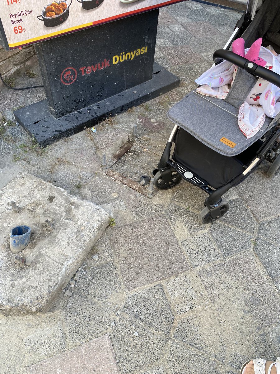 eyupsguler's tweet photo. @41GebzeKaymakam Eski elektrik direklerinin kazıkları olduğu gibi duruyor.Adliye Caddesi tamamen böyle. Birinin üzerine düşüp yaralanması kaçınılmaz. Ne belediye ilgilendi nede Sepaş. Her ikisine de başvuru yaptım.Ayrıca acil çözülmesi gereken bir iş. Can bu Can. @gebze_belediye https://t.co/H2H7tkTQif