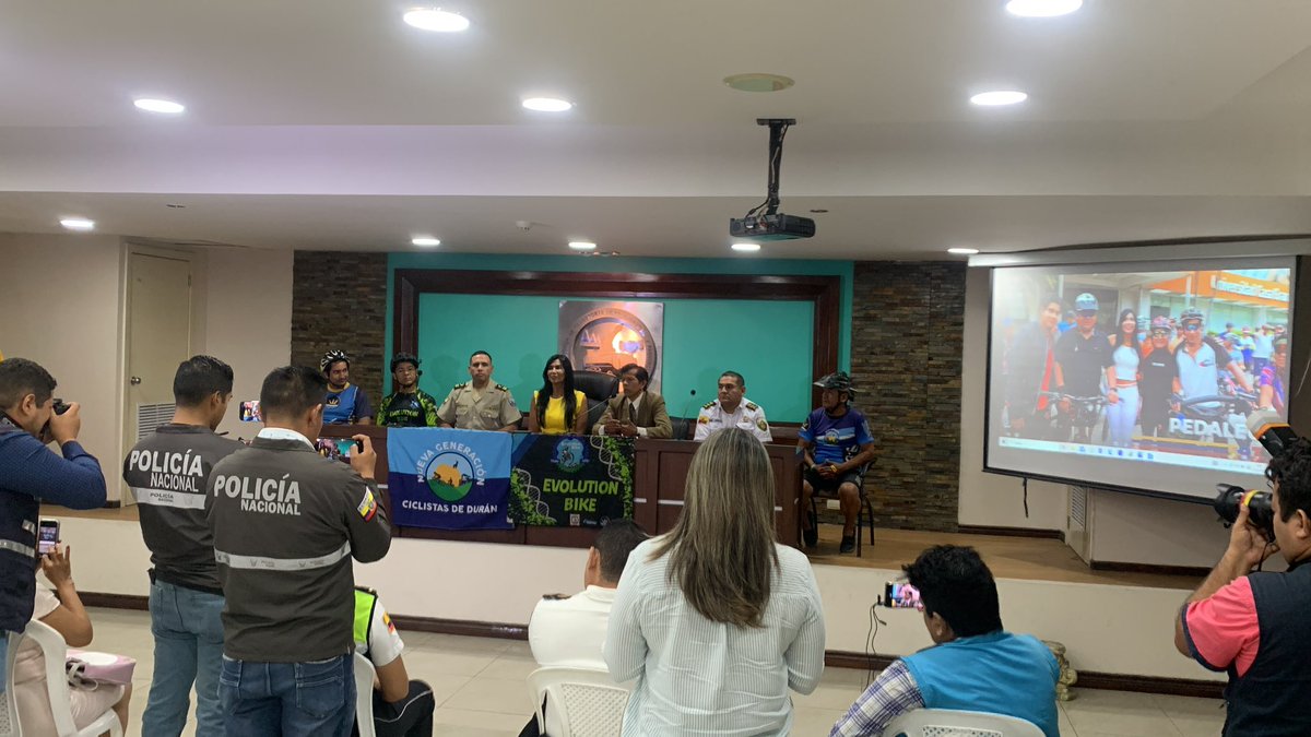 PintateEcuador's tweet photo. Rueda de prensa #pedaleo593 #diamundialsinauto gracias Unión de cooperativas Intraprovinciales de pasajeros de la provincia del Guayas por todo ⭐️⭐️⭐️⭐️⭐️ @tctelevision @teleramaecuador https://t.co/CSNL7A3194