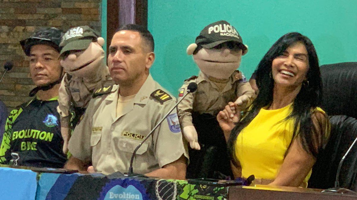 PintateEcuador's tweet photo. Rueda de prensa #pedaleo593 #diamundialsinauto gracias Unión de cooperativas Intraprovinciales de pasajeros de la provincia del Guayas por todo ⭐️⭐️⭐️⭐️⭐️ @tctelevision @teleramaecuador https://t.co/CSNL7A3194